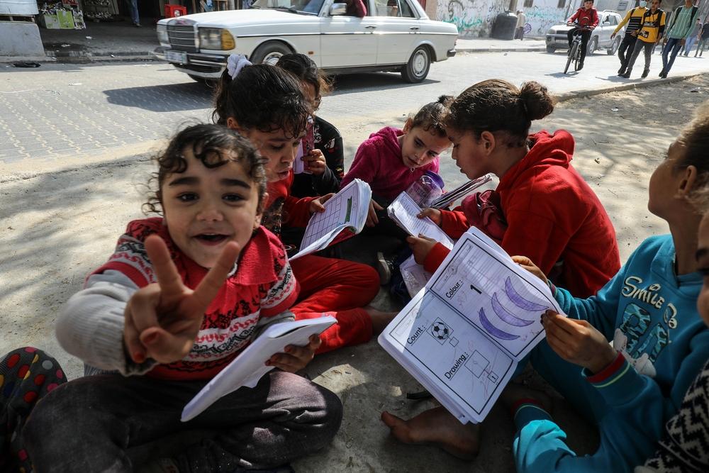 Palestinian schoolchildren read their books.