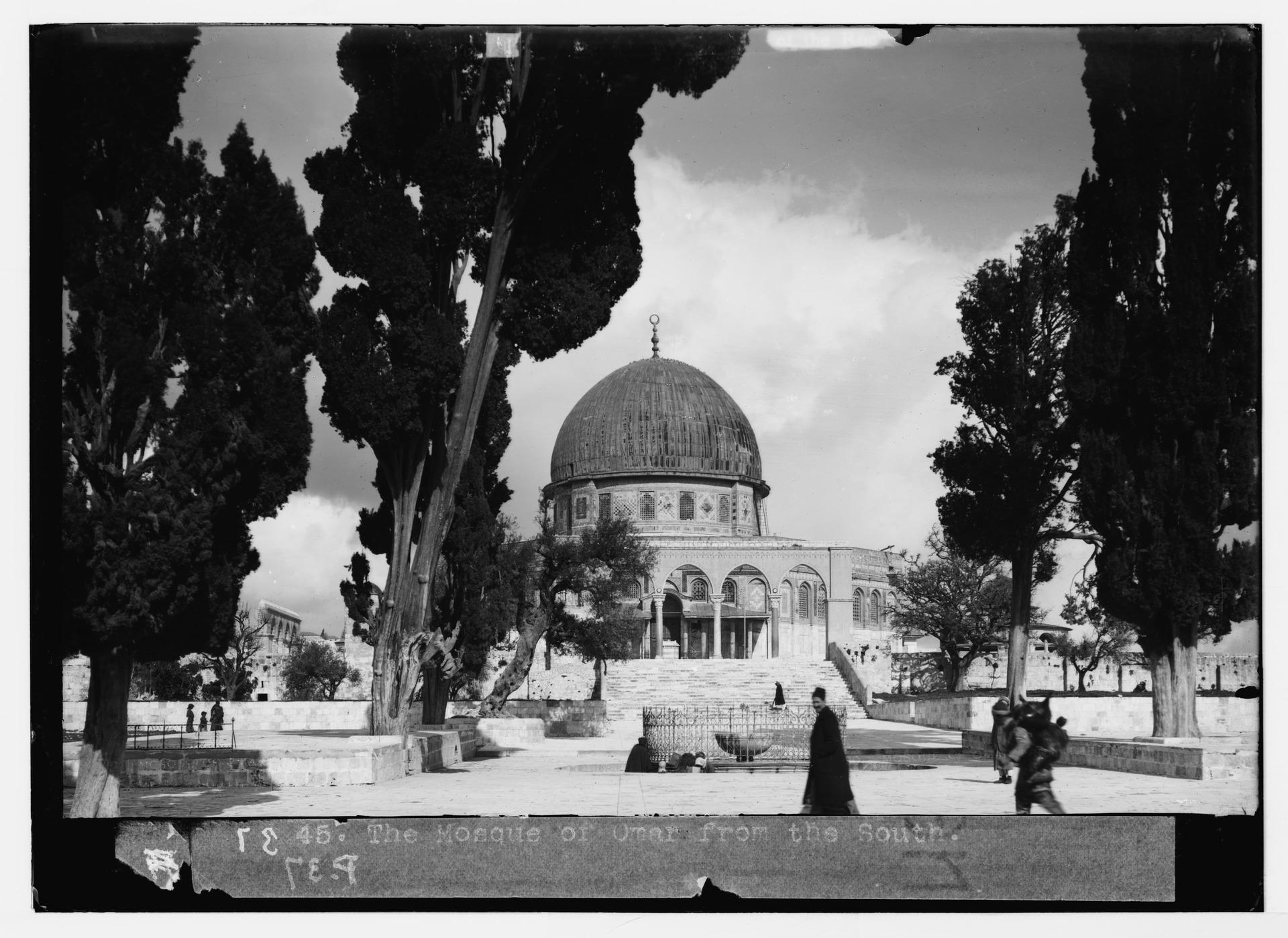 A view of the Dome of the Rock in black and white before the 1948 Nakba.