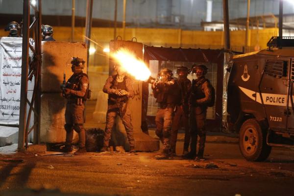 Israeli forces fire on Palestinian protestors at the Qalandiya checkpoint in the West Bank over Israeli attacks on Jerusalem and the Aqsa Mosque 