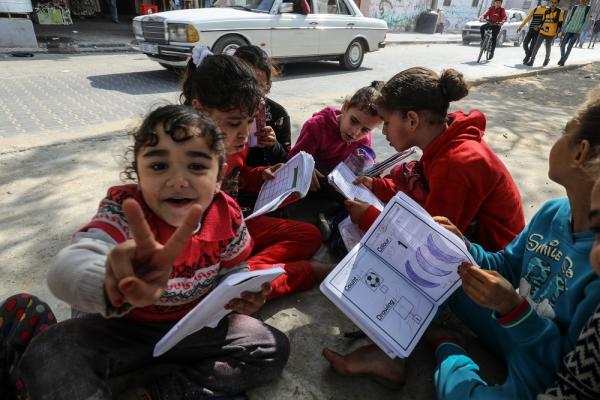 Palestinian schoolchildren read their books.
